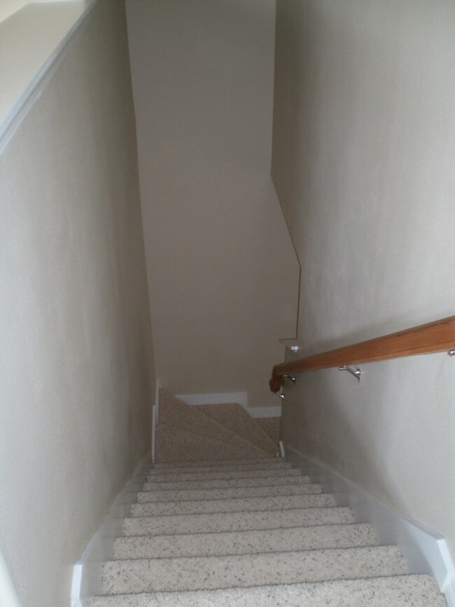 Building Photo - ~Elegant 3 bedroom with Bonus Family Room ...