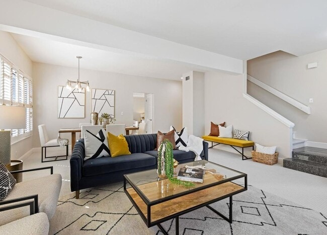 Building Photo - Updated Townhome in Sought After Walnut Cr...