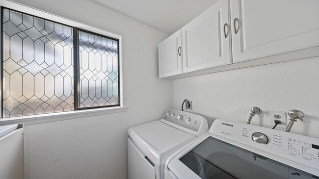 Building Photo - 3 Bed 2 Bath - Centrally Located - NAS Whidbey