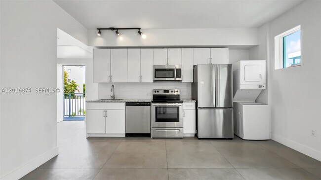 Building Photo - 1536 NW 15th Ave