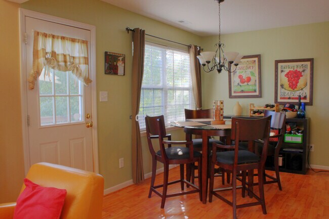 Building Photo - 3-bedroom House with Fenced-in Backyard Available on Sep 14th