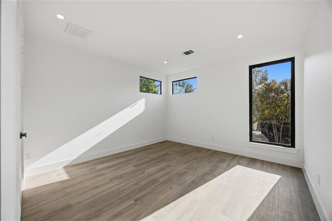 Building Photo - 513 Archer St