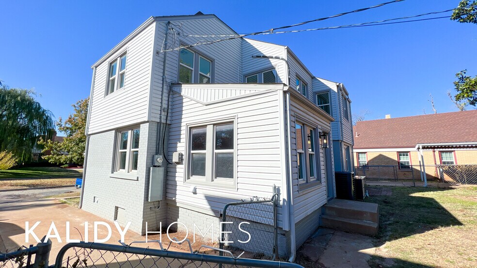 Building Photo - 3012 N Venice Blvd
