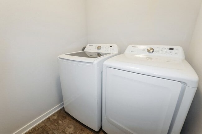 Building Photo - PERFECT LOCATION!!  3 Bedroom, 2.5 Bathroom Home in Urbandale!