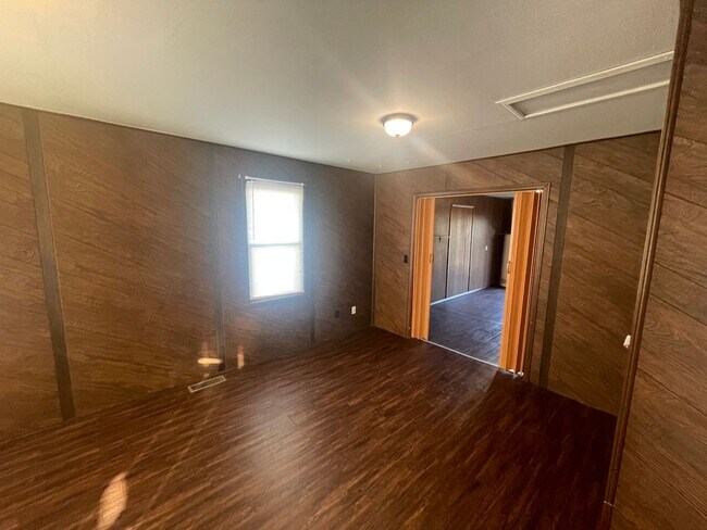 Building Photo - 4 bed 1 bath, with extra large utility are...