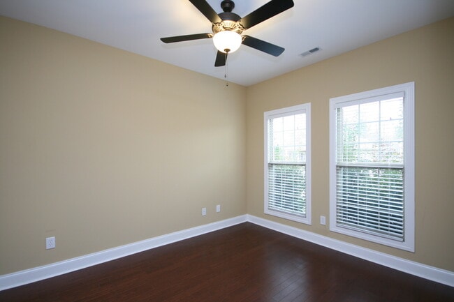 Building Photo - 231 Grove Village Way