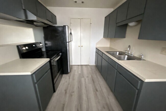 Building Photo - 504 Esther Cir