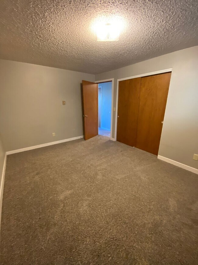 Building Photo - YAK017