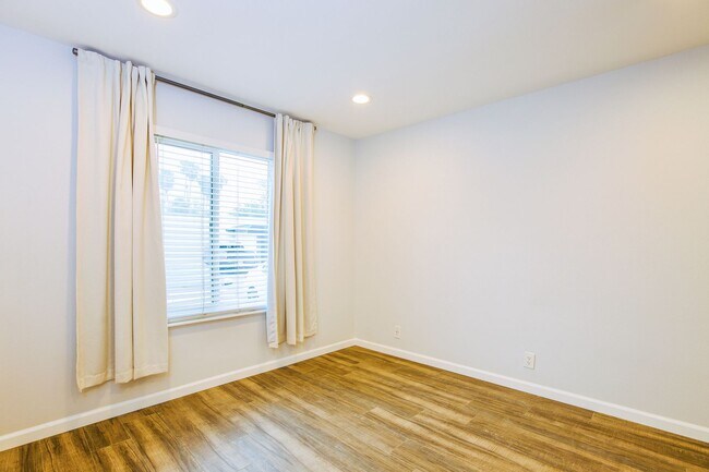 Building Photo - Discover this well-appointed 2-bedroom, 2-bath condo in Lake Forest