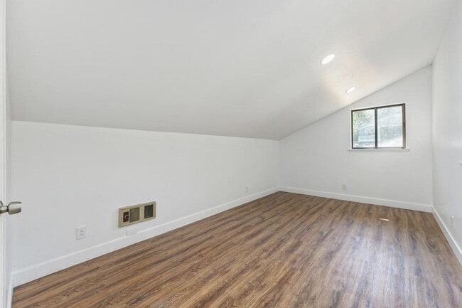 Building Photo - 23986 Oakmont Way