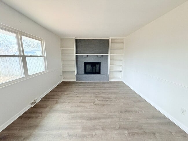 Building Photo - Now Showing this 4 Bedroom/2 bath in New Whiteland, IN