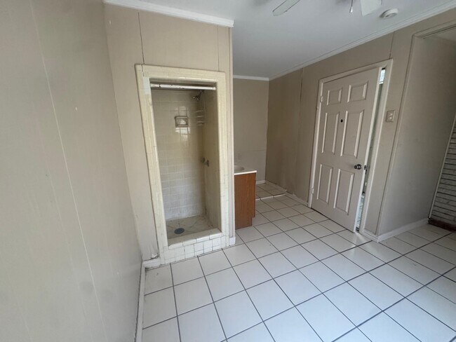 Building Photo - 302 Huisache Dr
