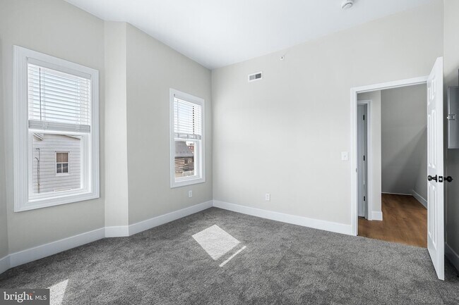 Building Photo - 320 W King St