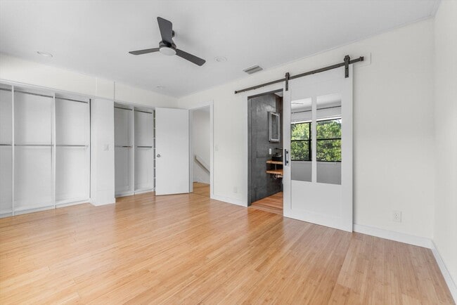 Building Photo - 850 Hill Dr