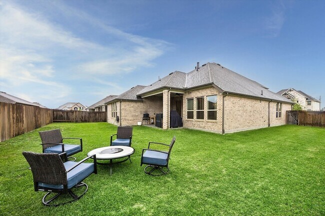 Building Photo - 729 Maplewood Dr