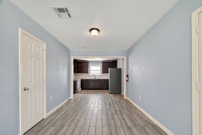 Building Photo - 6022 Lyndhurst Dr