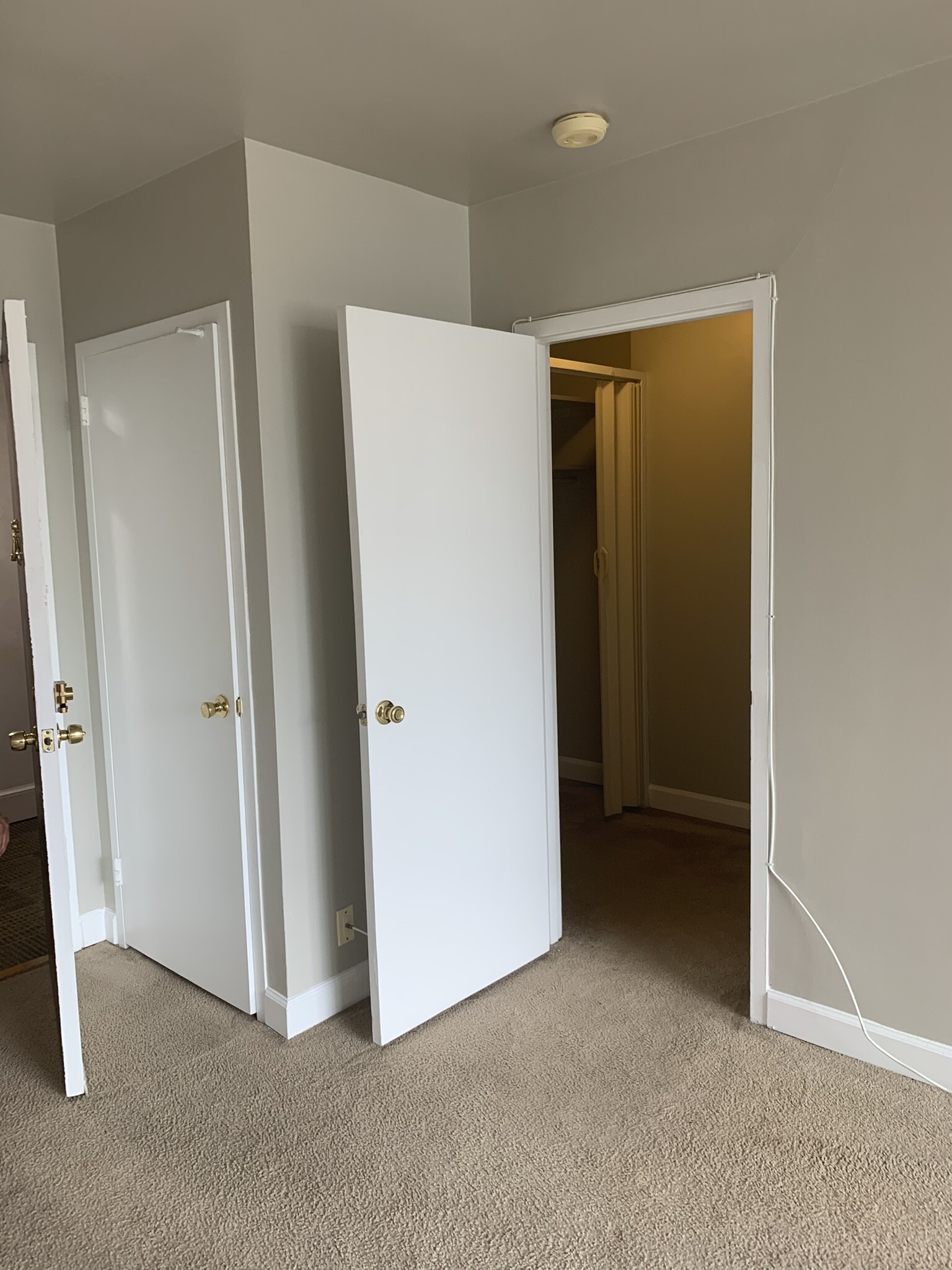 Walk Thru Closet to Bath - 1111 Arlington Blvd