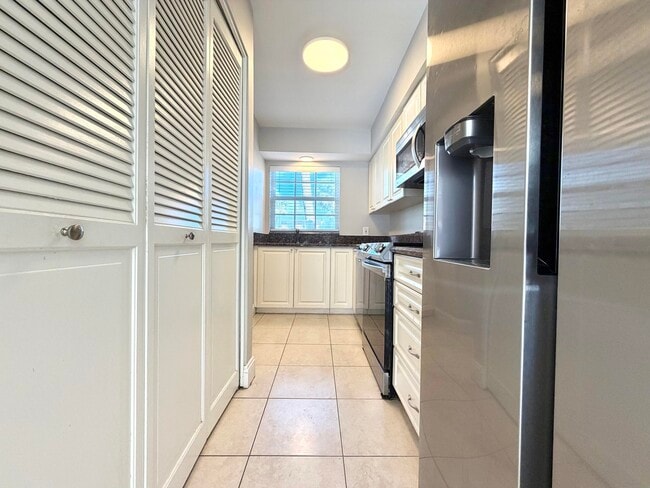 Building Photo - 413 N Cypress Dr