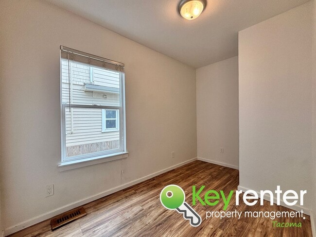 Building Photo - Modern 3-Bedroom, 2-Bath Downstairs Duplex...