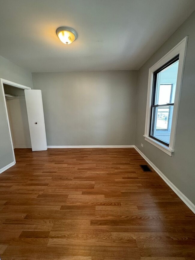 Building Photo - 2 Bedroom 1 Bathroom House in Calumet City...