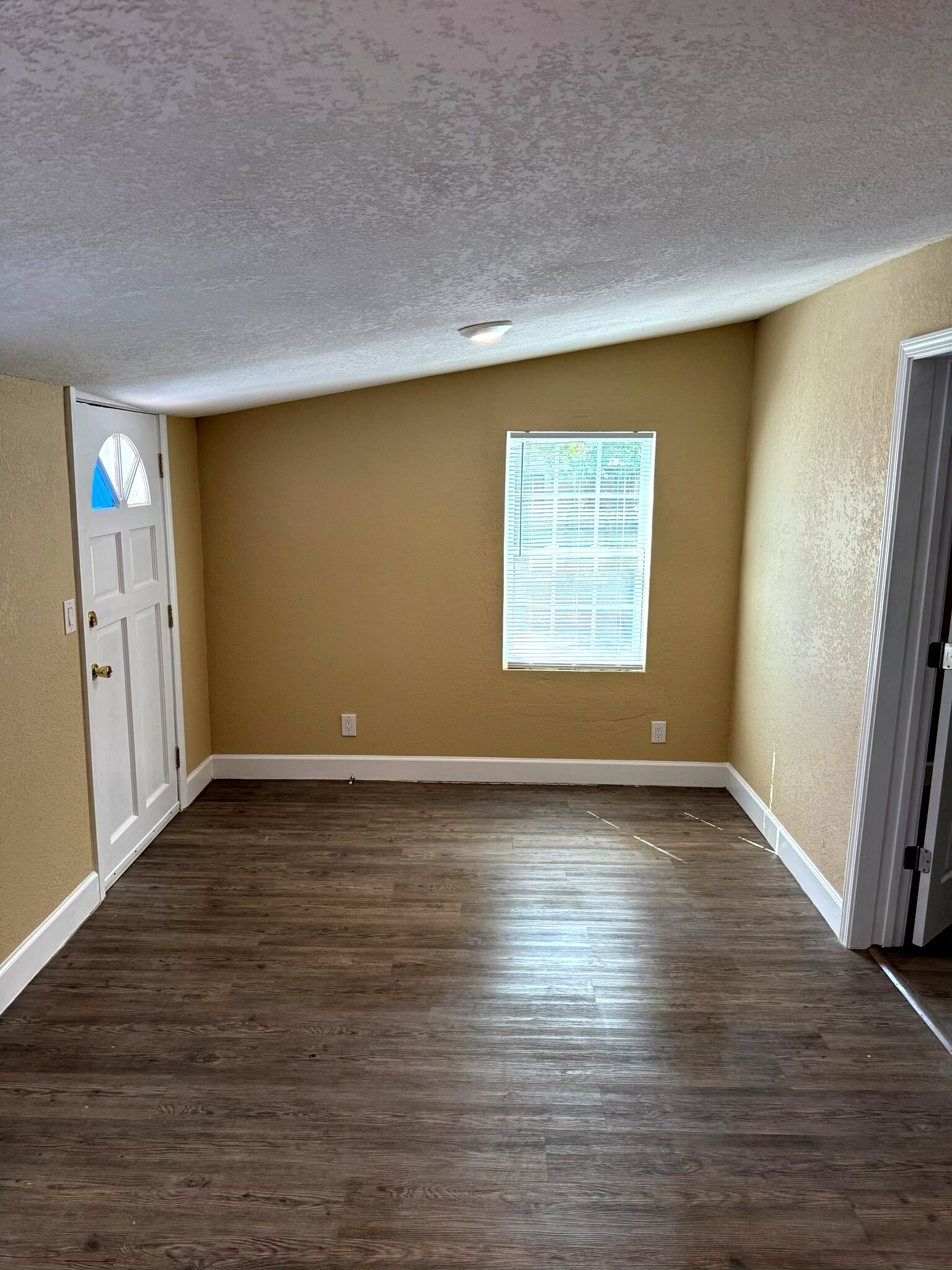 Building Photo - 803 Rushing St