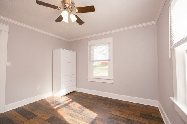 Building Photo - Welcome to 204 Oakland!