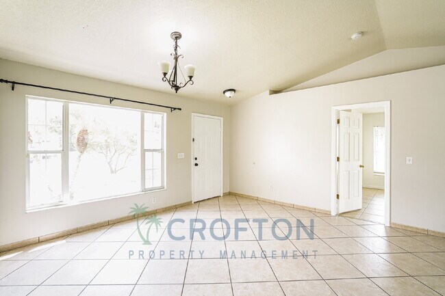 Building Photo - Very nice 3 bedroom with bonus room in Poinciana