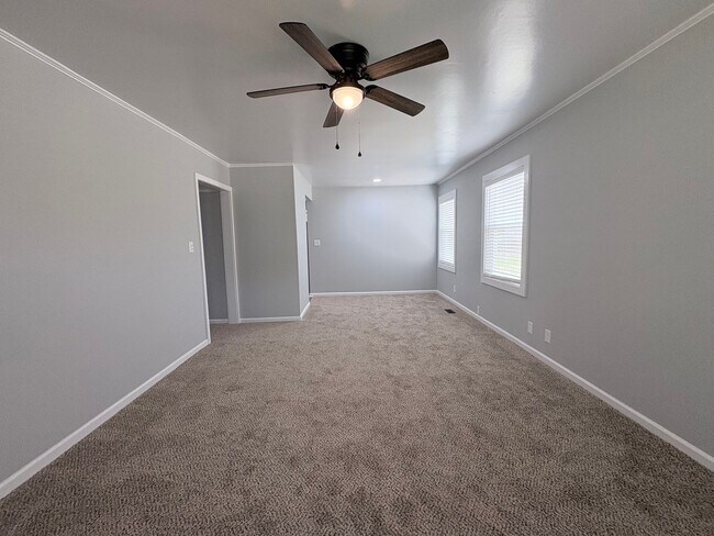 Building Photo - Newly Renovated 3 Bedroom 2 Bath w/ Flex Room Located in a Sought-after Neighborhood!