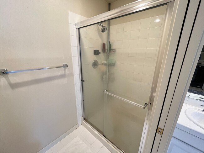 Building Photo - Incredible Forrest Park Townhome!! 2 bedroom, 2 bath, HUGE attached Garage!