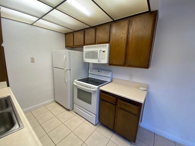 Building Photo - Torrance: 1 Bed 1 Bath Condo - 1 Carport S...