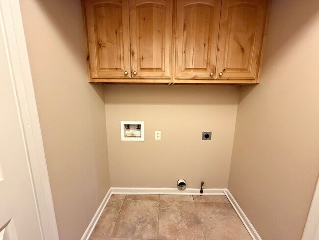 Building Photo - 339 Princess Place