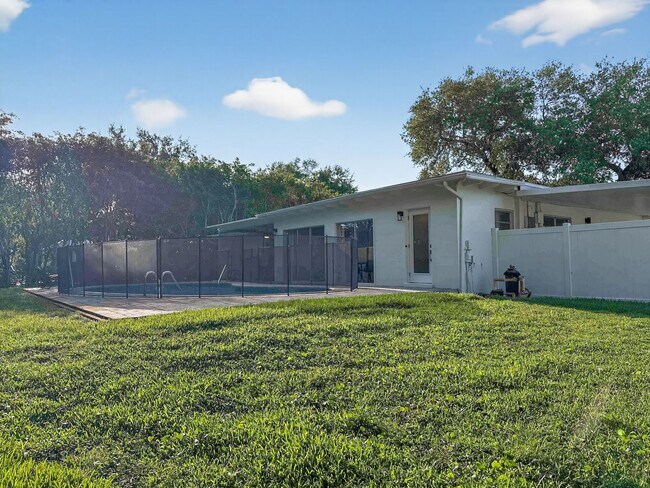 Building Photo - Retro Pool home close to downtown Naples