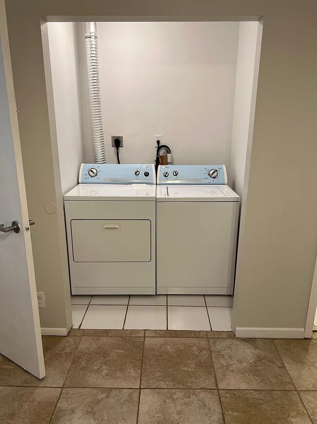 Building Photo - 552 Holly Dr