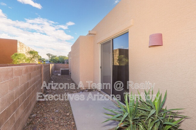 Building Photo - 2927 N Cardell Cir