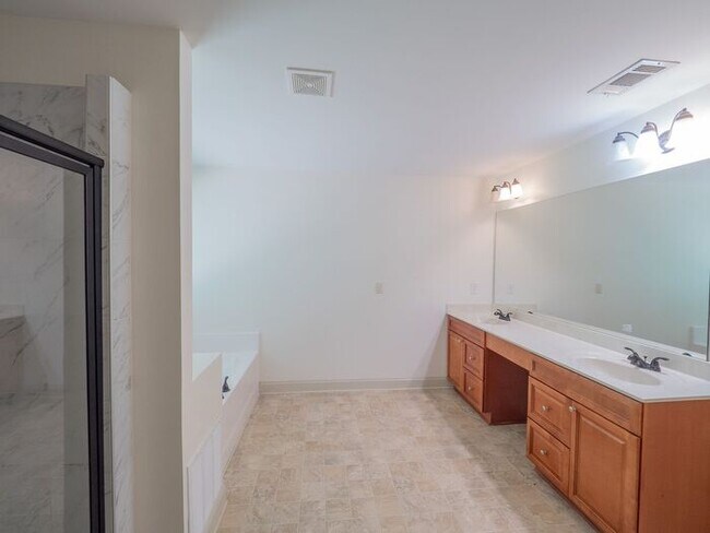 Building Photo - 512 Watercourse Way