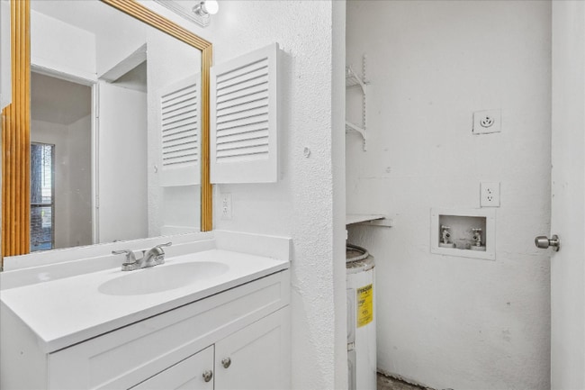 Building Photo - 9821 Walnut St