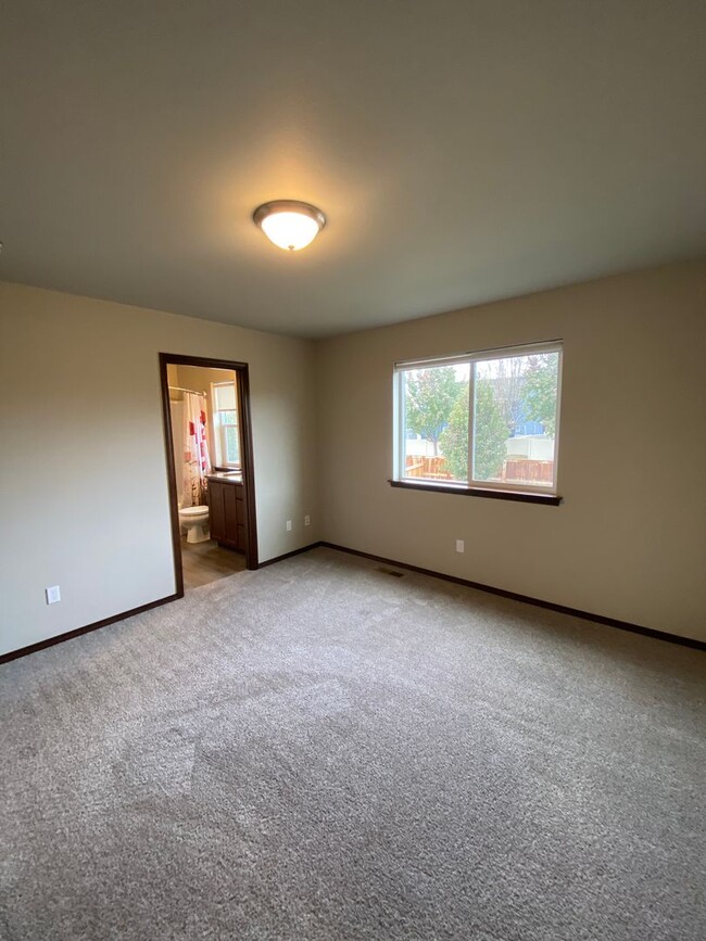 Building Photo - Beautiful 3 Bedroom 2.5  Bathroom Townhome