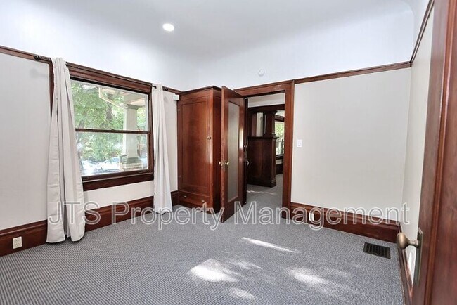Building Photo - 1015 27th St