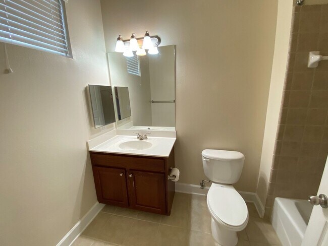 Building Photo - Spacious 3/3.5 Condo with Garage in Fleming Island