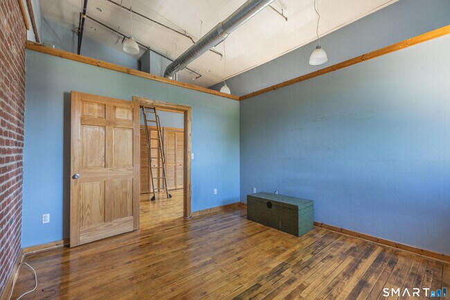 Building Photo - 325 Myrtle Ave