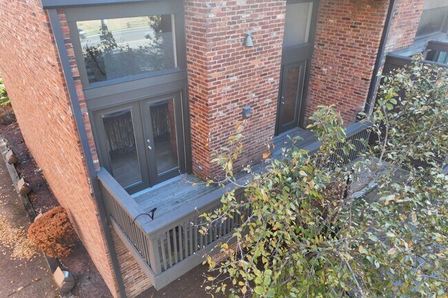 Building Photo - **PERFECTLY SITUATED TOWNHOME IN GREEN HIL...