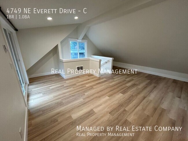 Building Photo - 4749 NE Everett Dr
