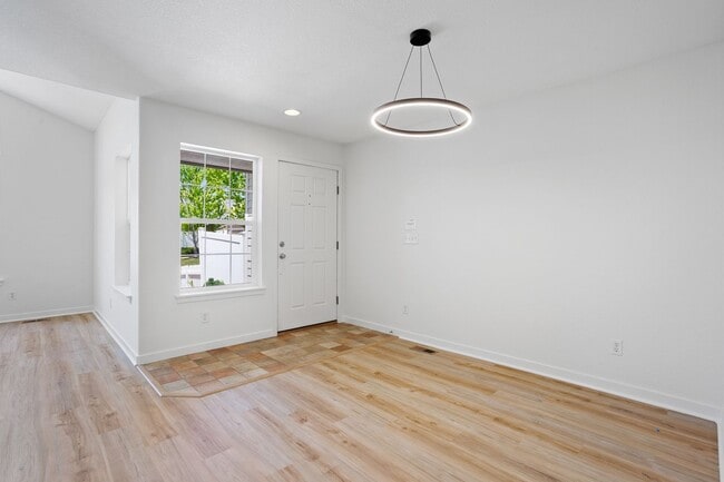 Building Photo - Recently Updated 3 Bedroom 2 Bath Home - B...