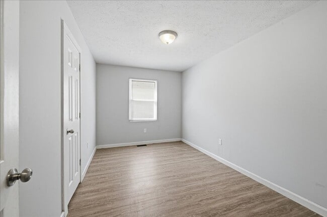 Building Photo - 2819 N Gladstone Ave