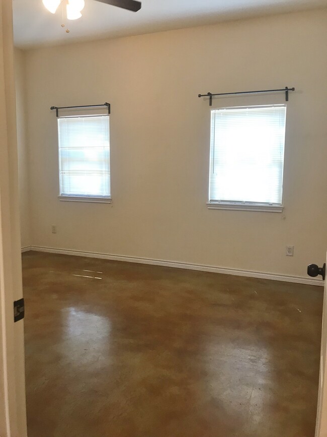 Building Photo - 3933 Riverside Pky