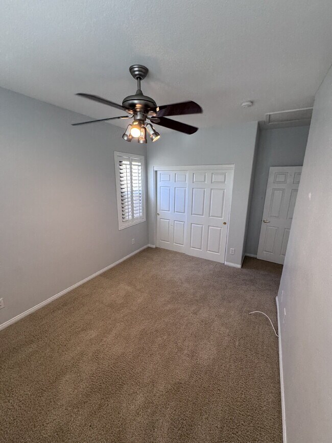Building Photo - Centennial Hills 4-bedrooms with 2.5 bath