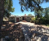 Building Photo - Large 5 Bedroom Home close to Poly Campus!!