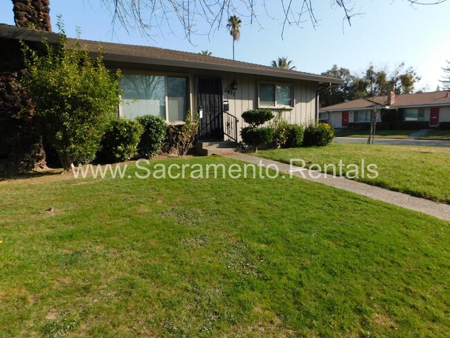 Building Photo - Wonderful Sierra Oaks 3bd/2ba Duplex with 2 Car Garage