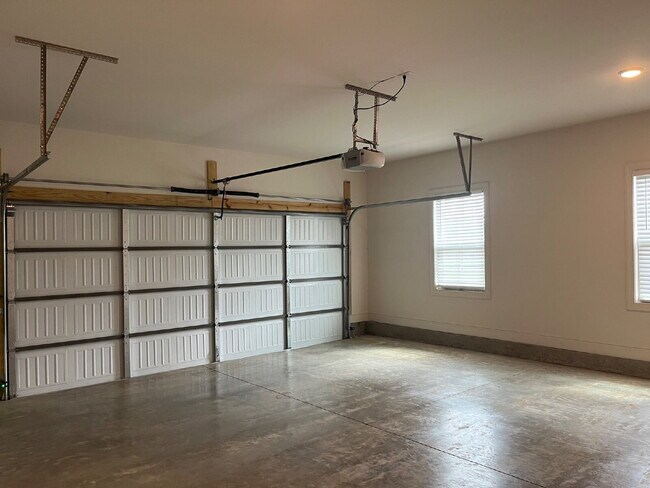 Building Photo - "Spacious 4-Bedroom Retreat with 3.5 Baths in Charming Mt. Juliet!"