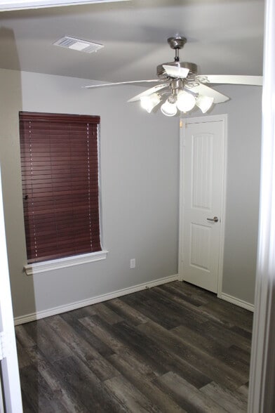 Building Photo - 505 SW 121st Pl